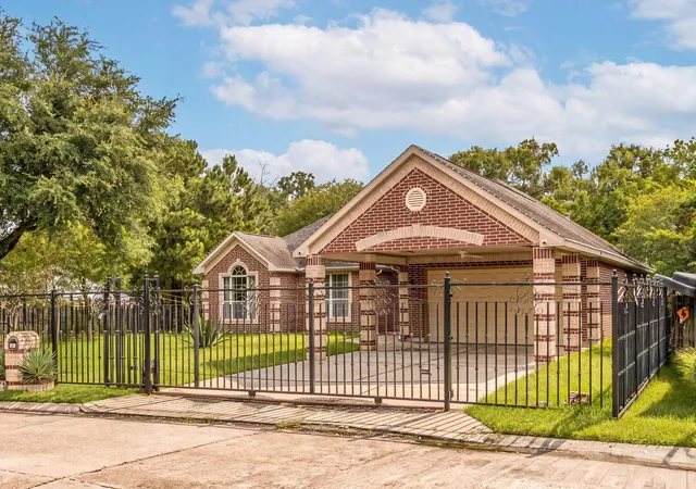Photo 3 of Single family home for sale at 600 River Bnd Dr, Baytown, TX 77521 | MLS# 51451115 | Listing updated on 2026-10-08