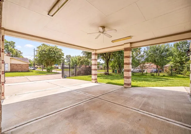Photo 4 of Single family home for sale at 600 River Bnd Dr, Baytown, TX 77521 | MLS# 51451115 | Listing updated on 2026-10-08