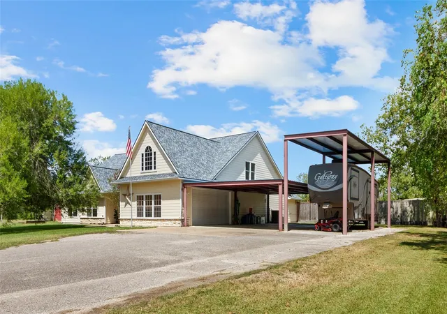 Photo 2 of Single family home for sale at 111 County Rd 932, Alvin, TX 77511 | MLS# 44885229 | Listing updated on 2026-09-16
