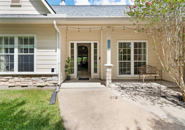 Photo 3 of Single family home for sale at 111 County Rd 932, Alvin, TX 77511 | MLS# 44885229 | Listing updated on 2026-09-16