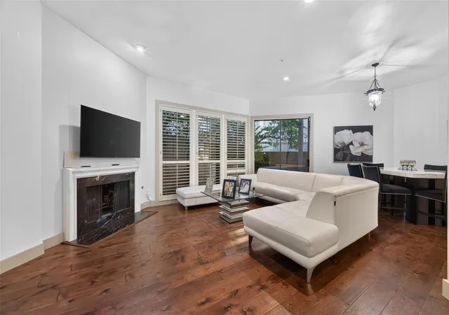Photo 2 of Townhouse for sale at 6000 Sugar Hl Dr #17, Houston, TX 77057 | MLS# 80716518 | Listing updated on 2026-09-16