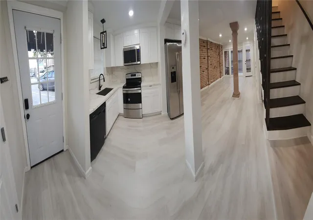 Photo 3 of Condo for sale at 12 Hyde Park Blvd #7, Houston, TX 77006 | MLS# 11728337 | Listing updated on 2026-09-21