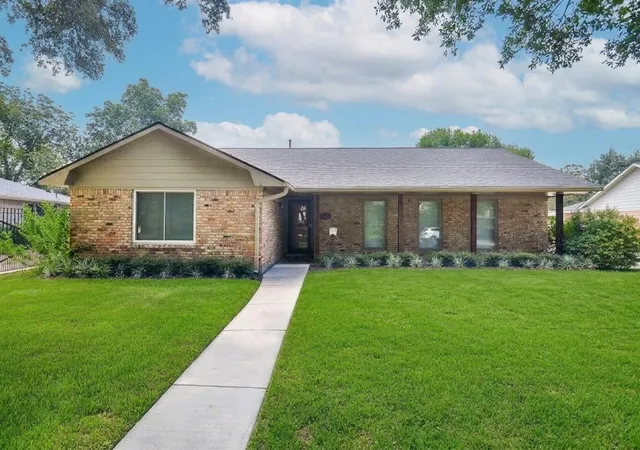 Single family home for sale at 5127 Hummingbird St, Houston, TX 77035 | MLS# 89985846