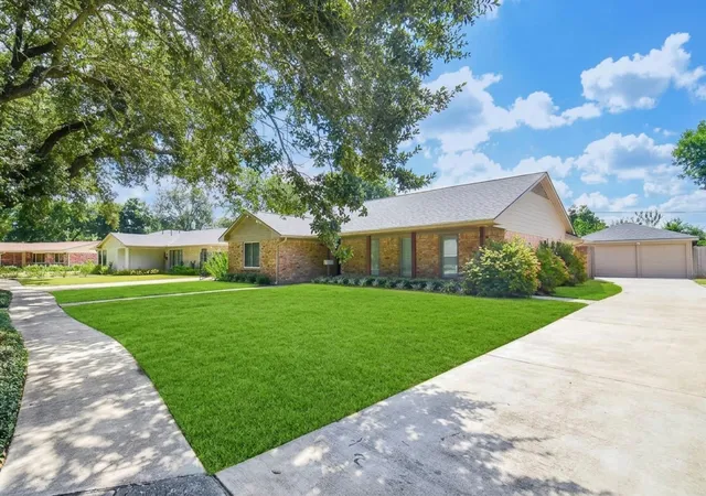 Photo 2 of Single family home for sale at 5127 Hummingbird St, Houston, TX 77035 | MLS# 89985846 | Listing updated on 2026-09-25