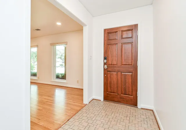 Photo 3 of Single family home for sale at 5127 Hummingbird St, Houston, TX 77035 | MLS# 89985846 | Listing updated on 2026-09-25