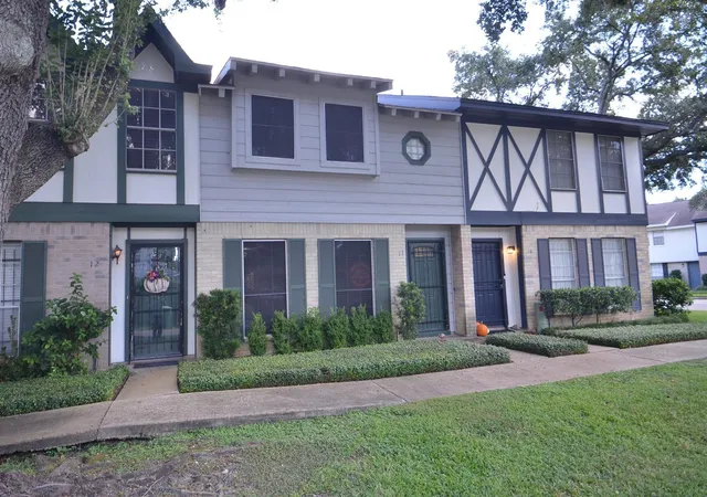 Photo 4 of Condo for sale at 10018 Knoboak Dr #13, Houston, TX 77080 | MLS# 31457384 | Listing updated on 2026-09-21