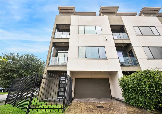 Photo 2 of Single family home for sale at 1403 Hickory St, Houston, TX 77007 | MLS# 91123132 | Listing updated on 2026-09-24