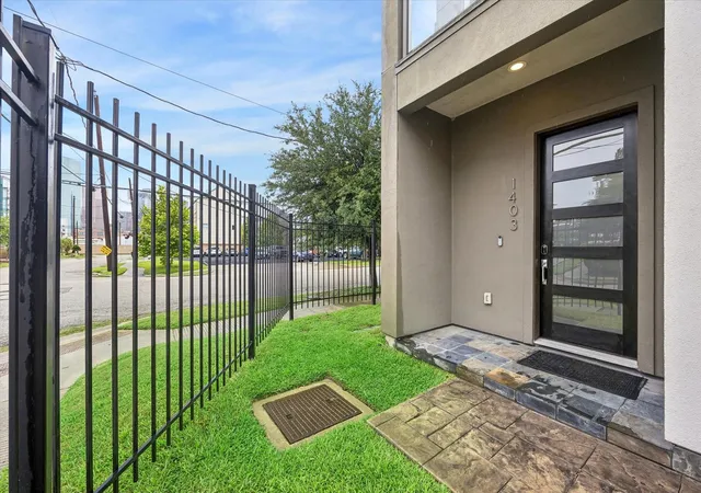 Photo 4 of Single family home for sale at 1403 Hickory St, Houston, TX 77007 | MLS# 91123132 | Listing updated on 2026-09-24