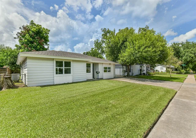 Photo 3 of Sale Pending at 3519 Truxton Dr, Pasadena, TX 77503 | MLS# 78694915 | Listing updated on 2026-09-17