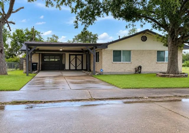 Photo 1 of Sale Pending at 514 Idlewood Dr, Hitchcock, TX 77563 | MLS# 37960719 | Listing updated on 2026-10-06