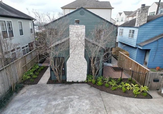 Photo 3 of Single family home for sale at 2606 Nantucket Dr, Houston, TX 77057 | MLS# 77391539 | Listing updated on 2026-09-15