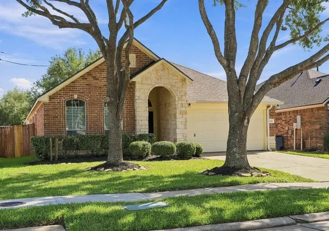 Photo 2 of Sale Pending at 2929 Meridian Bay Ln, Dickinson, TX 77539 | MLS# 24603040 | Listing updated on 2026-09-27
