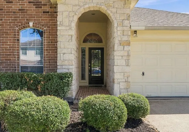 Photo 3 of Sale Pending at 2929 Meridian Bay Ln, Dickinson, TX 77539 | MLS# 24603040 | Listing updated on 2026-09-27