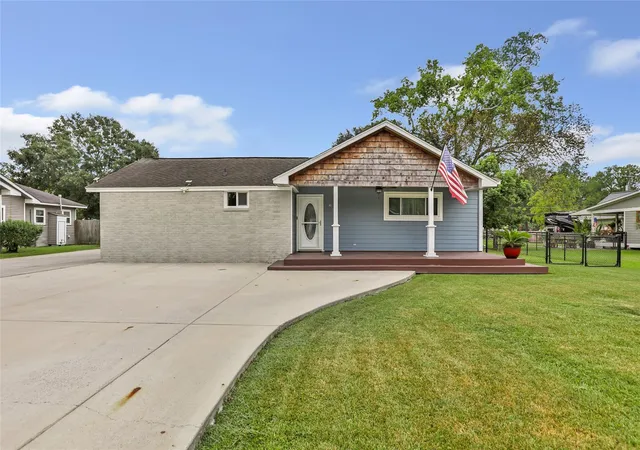Photo 2 of Single family home for sale at 103 W Barrow St, Dayton, TX 77535 | MLS# 26900073 | Listing updated on 2026-09-05