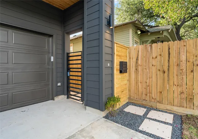 Photo 3 of Sale Pending at 409 Walton St #B, Houston, TX 77009 | MLS# 54747421 | Listing updated on 2026-09-17