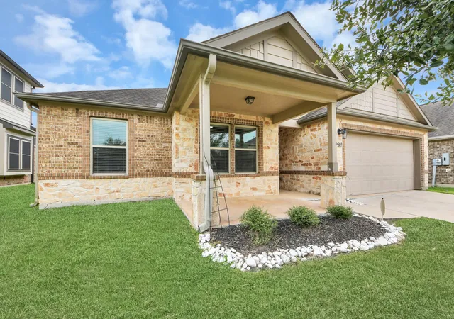 Photo 2 of Single family home for sale at 731 Rim Water Dr, Alvin, TX 77511 | MLS# 2983544 | Listing updated on 2026-09-17