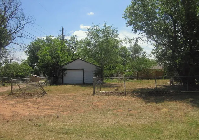 Photo 3 of Single family home for sale at 401 Ave F SE, Childress, TX 79201 | MLS# 69318994 | Listing updated on 2026-09-09