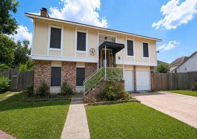 Photo 2 of Sale Pending at 13003 Wilde Glen Ln, Houston, TX 77072 | MLS# 31355590 | Listing updated on 2026-09-07