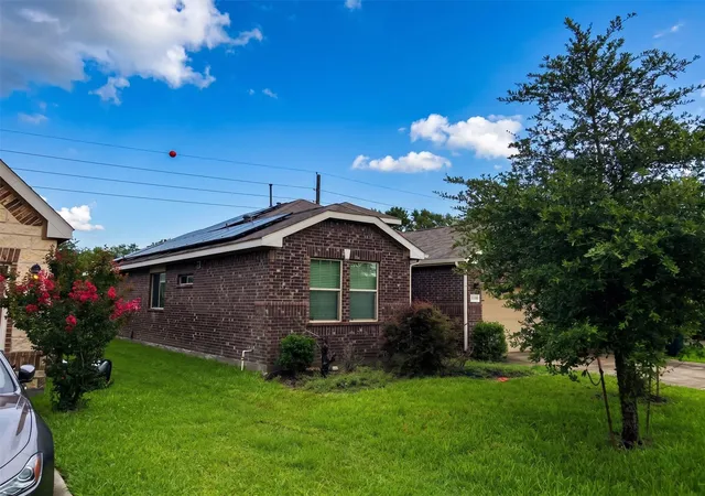 Photo 2 of Sale Pending at 335 American Black Bear Dr, Crosby, TX 77532 | MLS# 60800283 | Listing updated on 2026-10-06