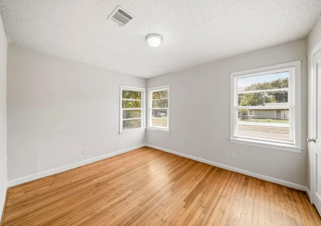 Photo 3 of Single family home for sale at 5417 Kenilwood Dr, Houston, TX 77033 | MLS# 84151803 | Listing updated on 2026-09-19