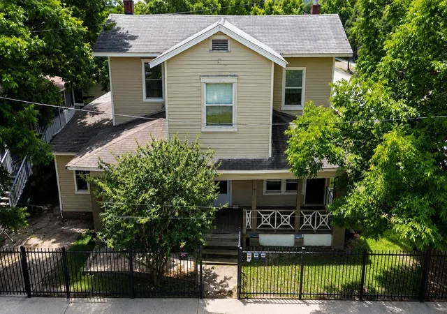 Photo 1 of Multi family home for sale at 1502 Lee St #5, Houston, TX 77009 | MLS# 21361700 | Listing updated on 2026-09-06