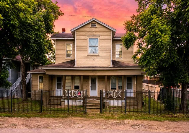Photo 3 of Multi family home for sale at 1502 Lee St #5, Houston, TX 77009 | MLS# 21361700 | Listing updated on 2026-09-06