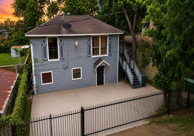 Photo 3 of Multi family home for sale at 1502 Lee St #5, Houston, TX 77009 | MLS# 21361700 | Listing updated on 2026-09-06
