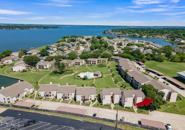 Listing Photo 2 - Condo for sale in building located at 301-building D Lakeview Ter, Conroe, TX 77356