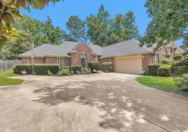 Photo 3 of Single family home for sale at 529 Stephen F Austin Dr, Conroe, TX 77302 | MLS# 81165495 | Listing updated on 2026-09-18