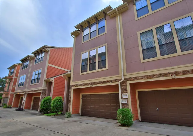 Photo 2 of Townhouse for sale at 1049 W 22nd Street #I, Houston, TX 77008 | MLS# 28438565 | Listing updated on 2026-09-19