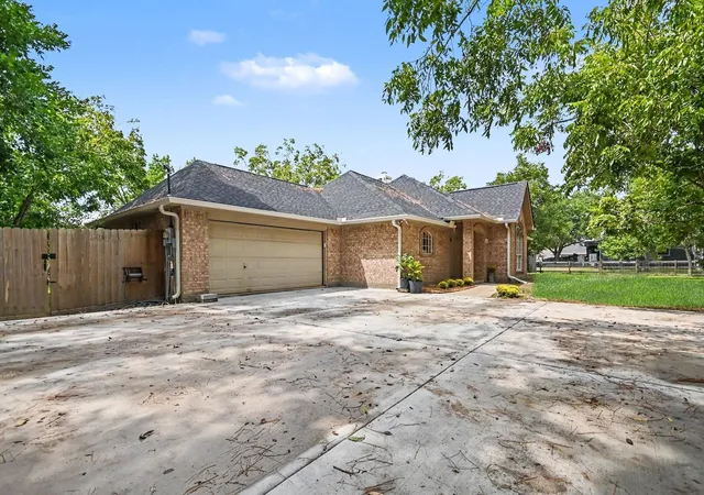 Photo 3 of Single family home for sale at 142 Happy Holw St, Alvin, TX 77511 | MLS# 37864754 | Listing updated on 2026-09-19