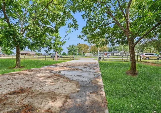 Photo 4 of Single family home for sale at 142 Happy Holw St, Alvin, TX 77511 | MLS# 37864754 | Listing updated on 2026-09-19