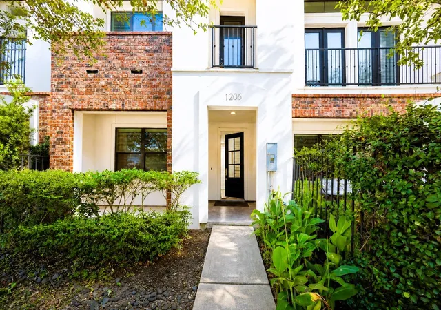 Townhouse for sale at 1206 W Dallas St, Houston, TX 77019 | MLS# 60058530