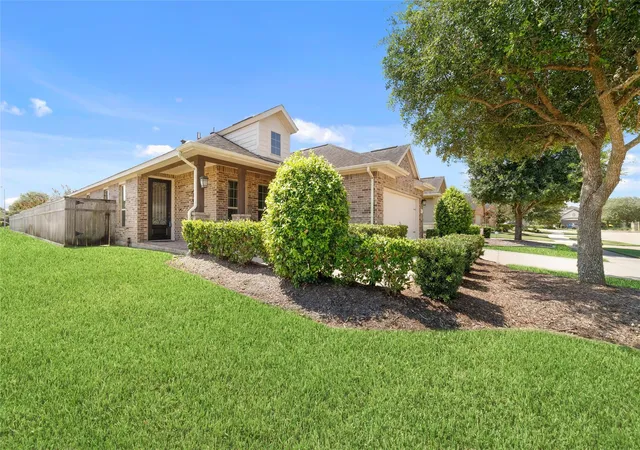 Photo 2 of Single family home for sale at 5503 Keystone Bay Ct, Fulshear, TX 77441 | MLS# 7385252 | Listing updated on 2026-09-11