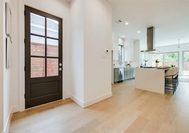Photo 3 of Single family home for sale at 118 E 23rd Street, Houston, TX 77008 | MLS# 5930421 | Listing updated on 2026-09-12