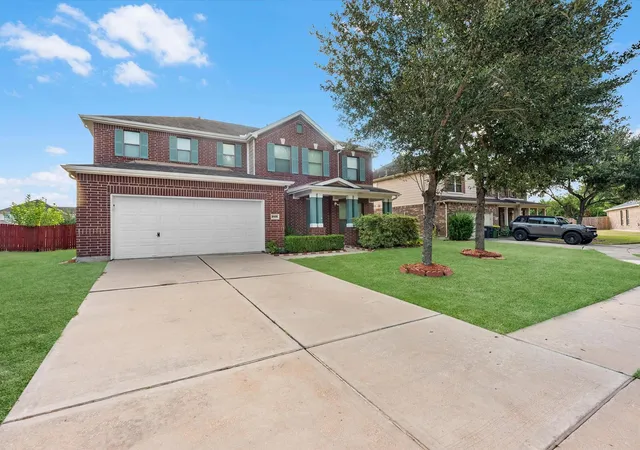 Photo 3 of Single family home for sale at 2105 Orchard Frost Dr, Pearland, TX 77581 | MLS# 44303466 | Listing updated on 2026-09-22
