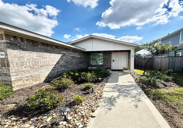 Photo 3 of Single family home for sale at 709 Roaring Fls Dr, Willis, TX 77378 | MLS# 49423959 | Listing updated on 2026-09-22