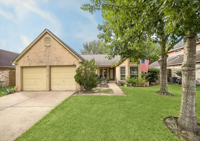 Photo 1 of Single family home for sale at 2202 Westwood Dr, Stafford, TX 77477 | MLS# 66052176 | Listing updated on 2026-09-14