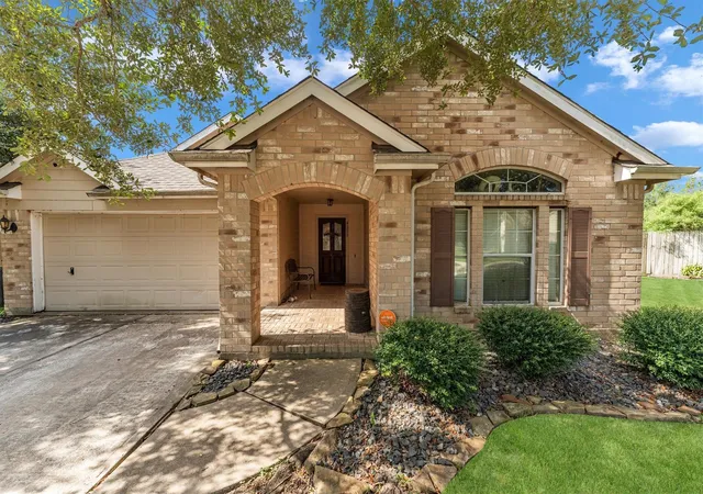 Photo 3 of Single family home for sale at 4208 Parry Dr, Pearland, TX 77584 | MLS# 60790045 | Listing updated on 2026-09-17