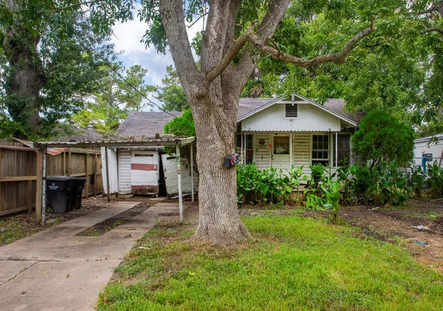 Photo 1 of Sale Pending at 1720 W Sidnor St, Alvin, TX 77511 | MLS# 89136583 | Listing updated on 2026-10-08