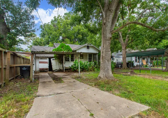 Photo 3 of Sale Pending at 1720 W Sidnor St, Alvin, TX 77511 | MLS# 89136583 | Listing updated on 2026-10-08