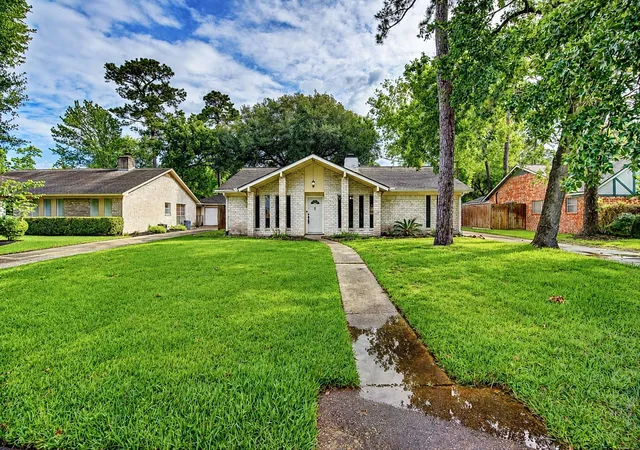 Photo 2 of Single family home for sale at 1907 Round Spring Dr, Kingwood, TX 77339 | MLS# 66241274 | Listing updated on 2026-09-11