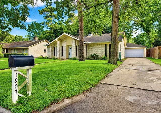 Photo 3 of Single family home for sale at 1907 Round Spring Dr, Kingwood, TX 77339 | MLS# 66241274 | Listing updated on 2026-09-11