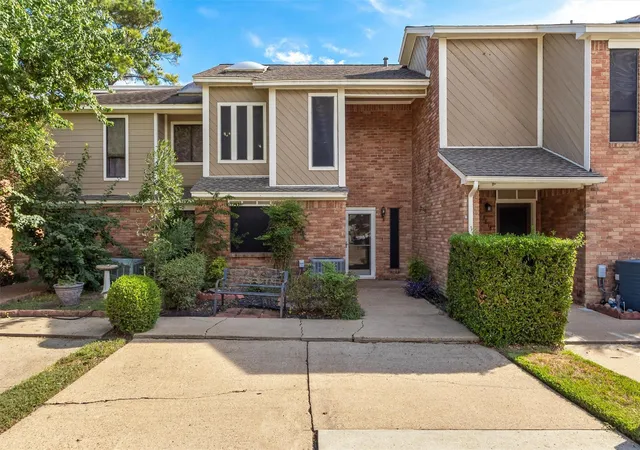 Townhouse for sale at 3822 Knollcrest Dr, Montgomery, TX 77356 | MLS# 36029463