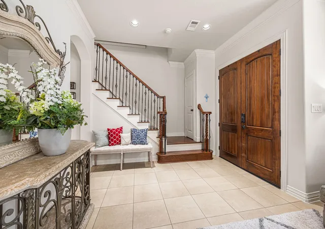 Photo 3 of Single family home for sale at 5 Schwab Ln, Houston, TX 77055 | MLS# 91174349 | Listing updated on 2026-09-05