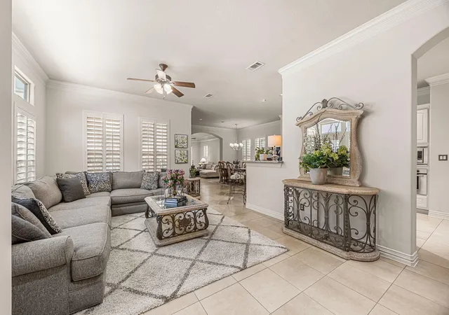 Photo 4 of Single family home for sale at 5 Schwab Ln, Houston, TX 77055 | MLS# 91174349 | Listing updated on 2026-09-05