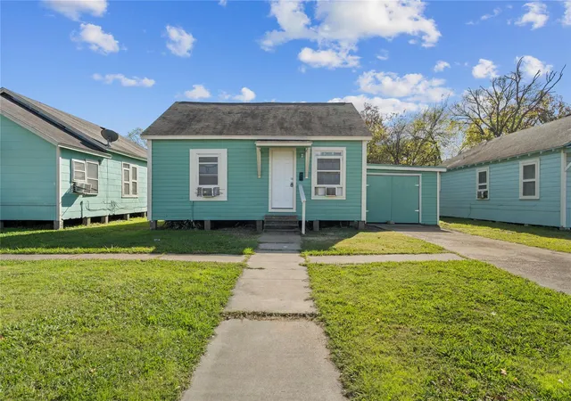 Photo 1 of Single family home for sale at 915 4th Avenue N, Texas City, TX 77590 | MLS# 85402133 | Listing updated on 2026-09-18