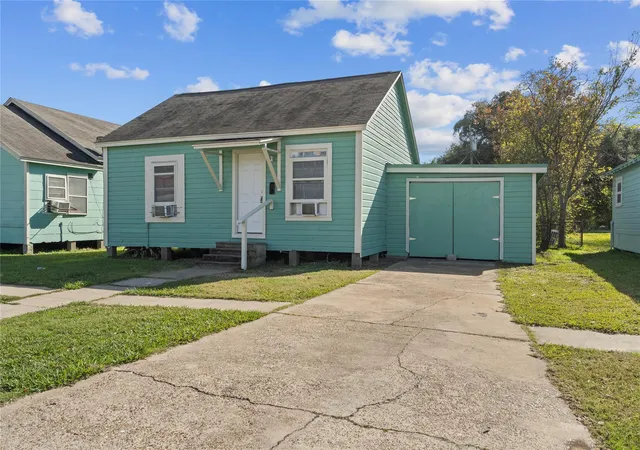 Photo 2 of Single family home for sale at 915 4th Avenue N, Texas City, TX 77590 | MLS# 85402133 | Listing updated on 2026-09-18