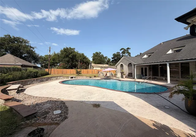 Photo 4 of Single family home for sale at 222 Pin Oak Dr, Baytown, TX 77520 | MLS# 92039505 | Listing updated on 2026-09-19