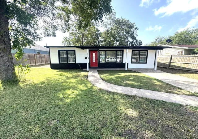 Photo 1 of Single family home for sale at 3007 Meadowlane St, Victoria, TX 77901 | MLS# 9436745 | Listing updated on 2026-09-16
